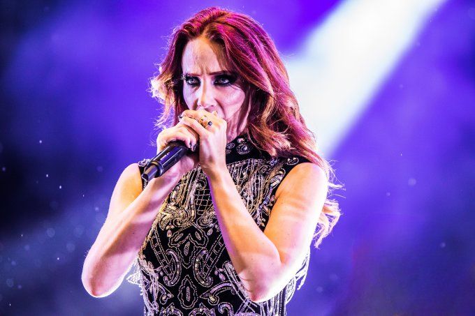 Simone, chanteuse EPICA en 45*30 cm