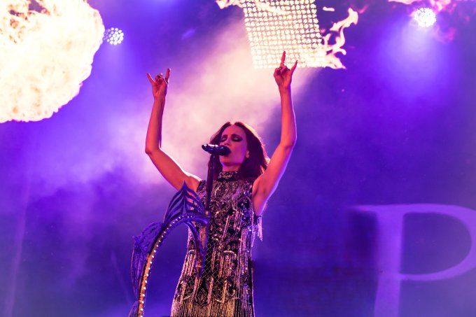 simone, chanteuse EPICA en 45*30 cm