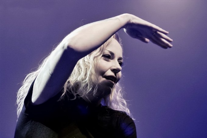 Anneke , chanteuse de VUUR en 30*45 cm